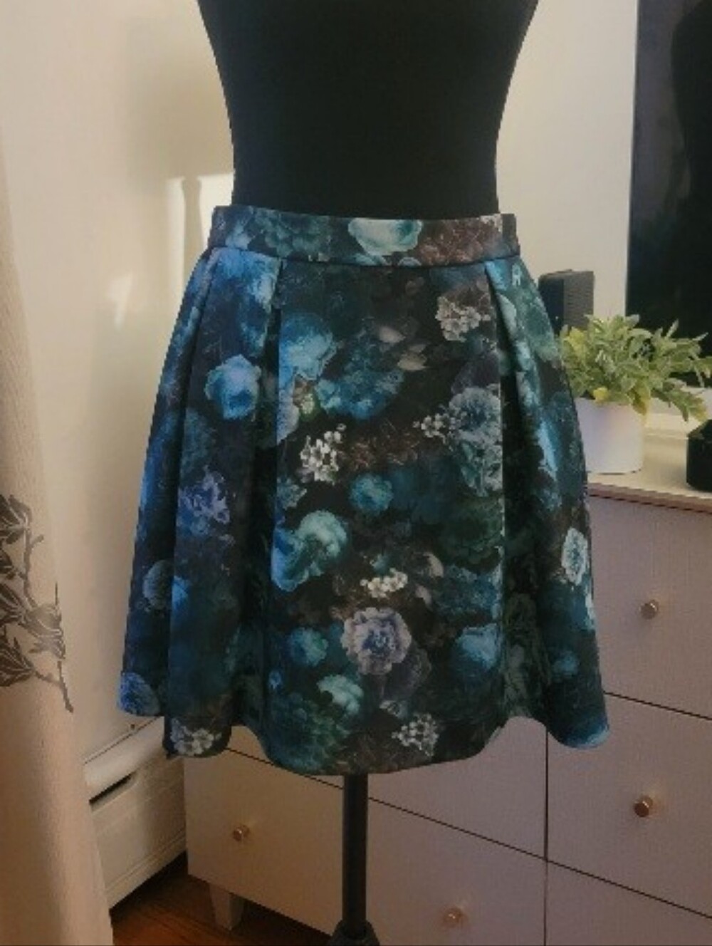 NWT Express Teal-Blue Floral Scuba Skater Mini Skirt Size Small